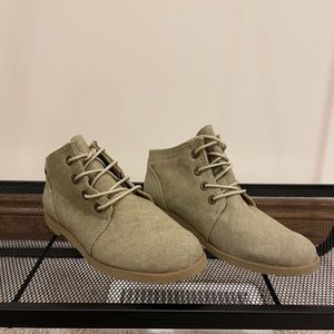 Bearpaw tan booties